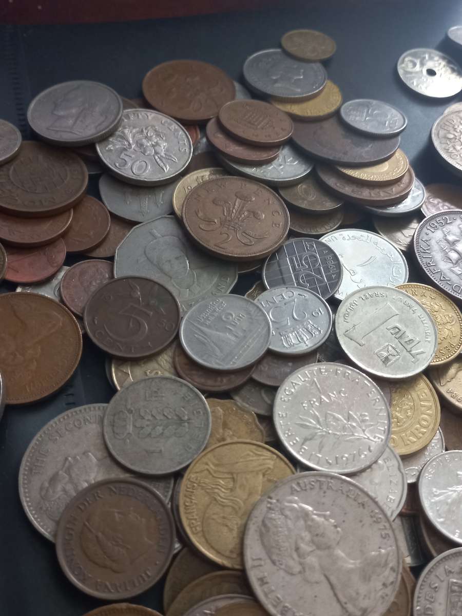 275 Mixed coins in Mari biscuit tin. Large variety