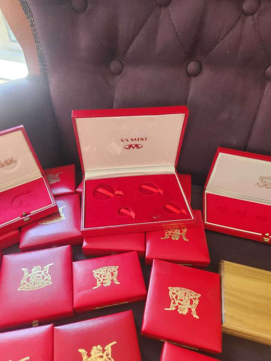 Coin boxes and capsules