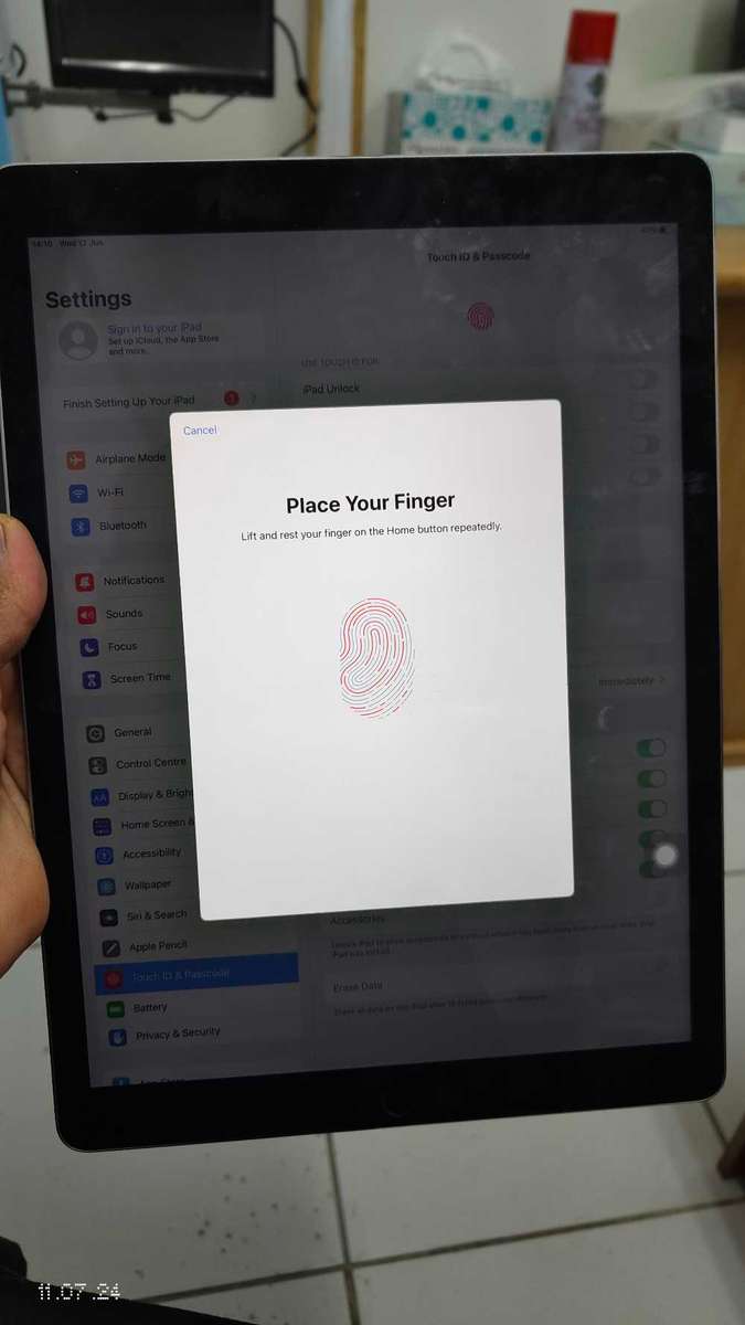 iPad PRO 12.9"(2015) SPACE GRAY 32GB WIFI ONLY( HOME BUTTON NOT CLICKING) {PRE OWNED}