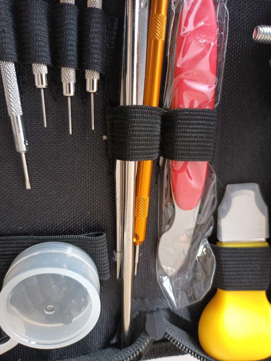 147 PIECE WATCHMAKER REPAIR TOOL KIT IN POUCH. NEW.