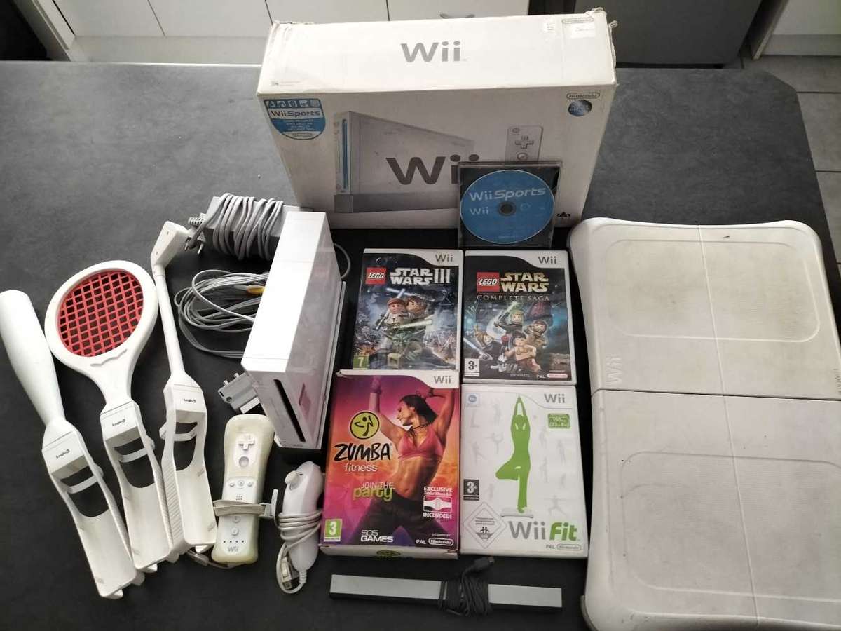 Wii Console White with x5 Wii games, Wii Fit Board and accessories (Wii)