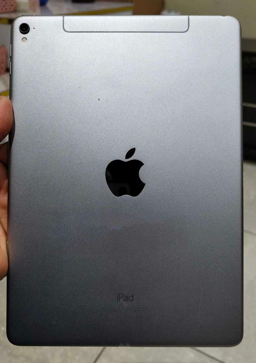 Apple iPad  Pro 9.7` 128GB WIFI  + CELL silver (2016) A1674 (Pre Owned)