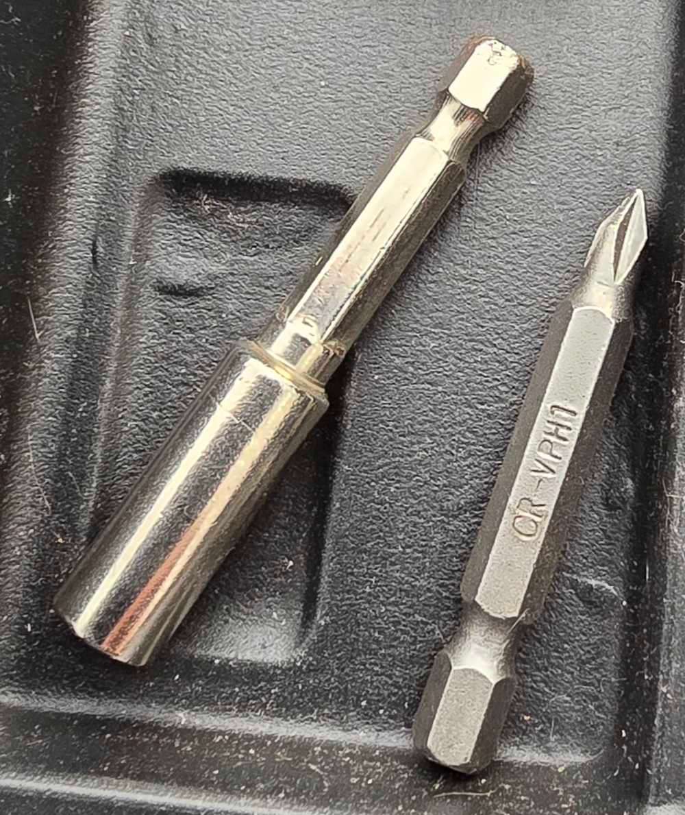 Cordless screwdriver set