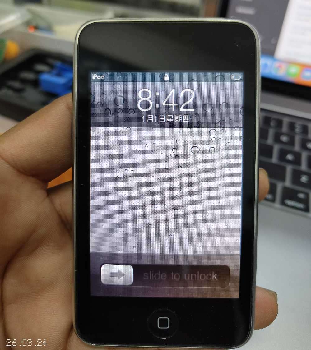 Apple iPod Touch 2nd Gen 8GB Silver (pre owned)