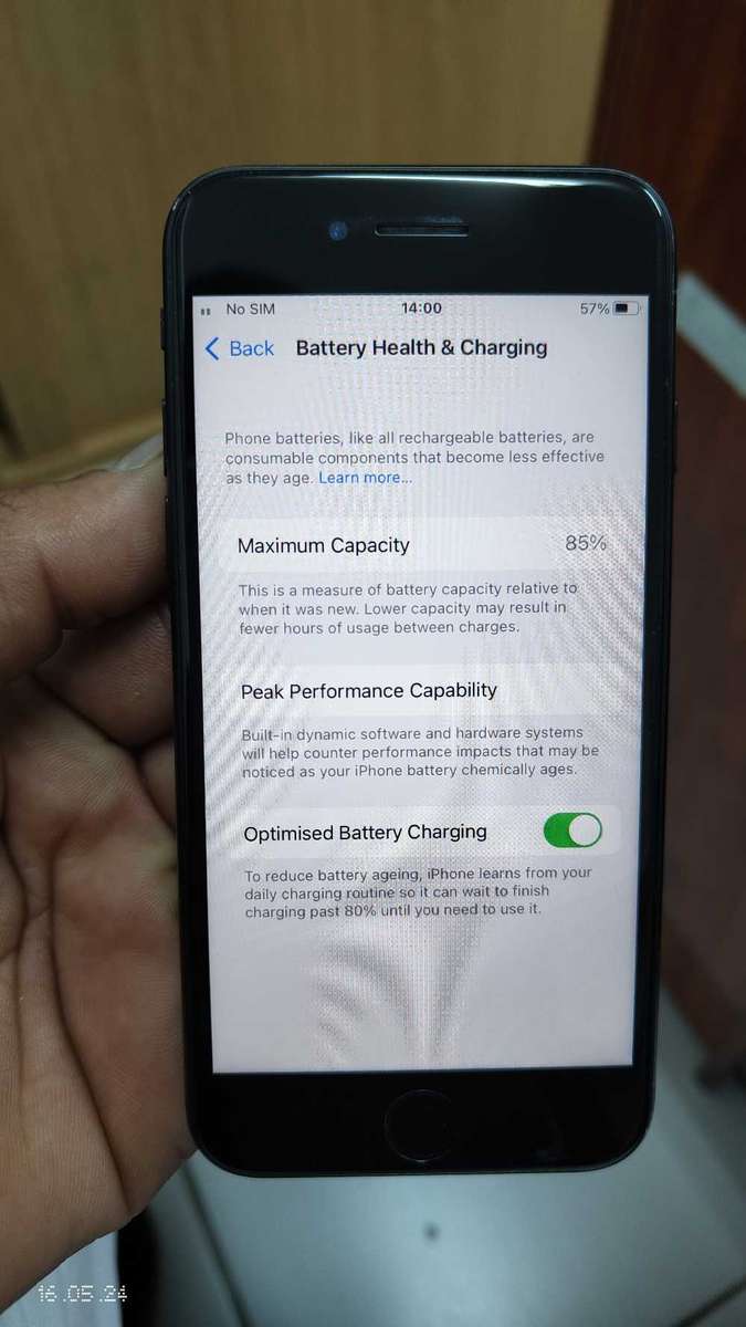 Apple iPhone SE(2020) 128GB black (Back glass cracked){Pre Owned}