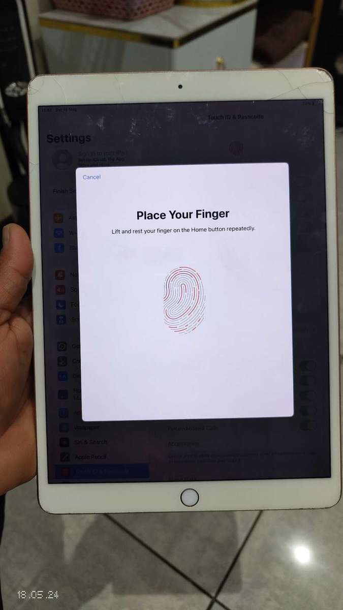 iPad Air 3rd Gen 64GB A2152 wifi Only(Touch Cracked) {Pre Owned}