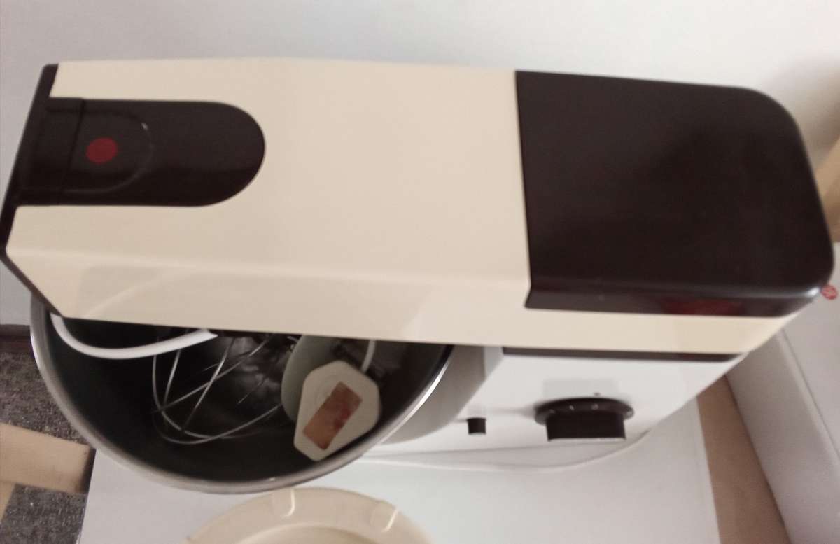 KENWOOD A901 MIXER WITH LIQUIDIZER.BRAND NEW MOTOR. EXCELLENT WORKING CONDITION.