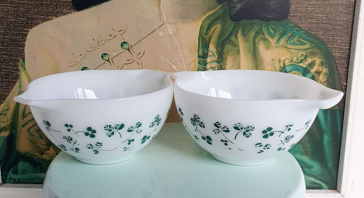 Vintage Duo Pyrex Tableware Bowl with Clover leaf Shamrock design from 1960