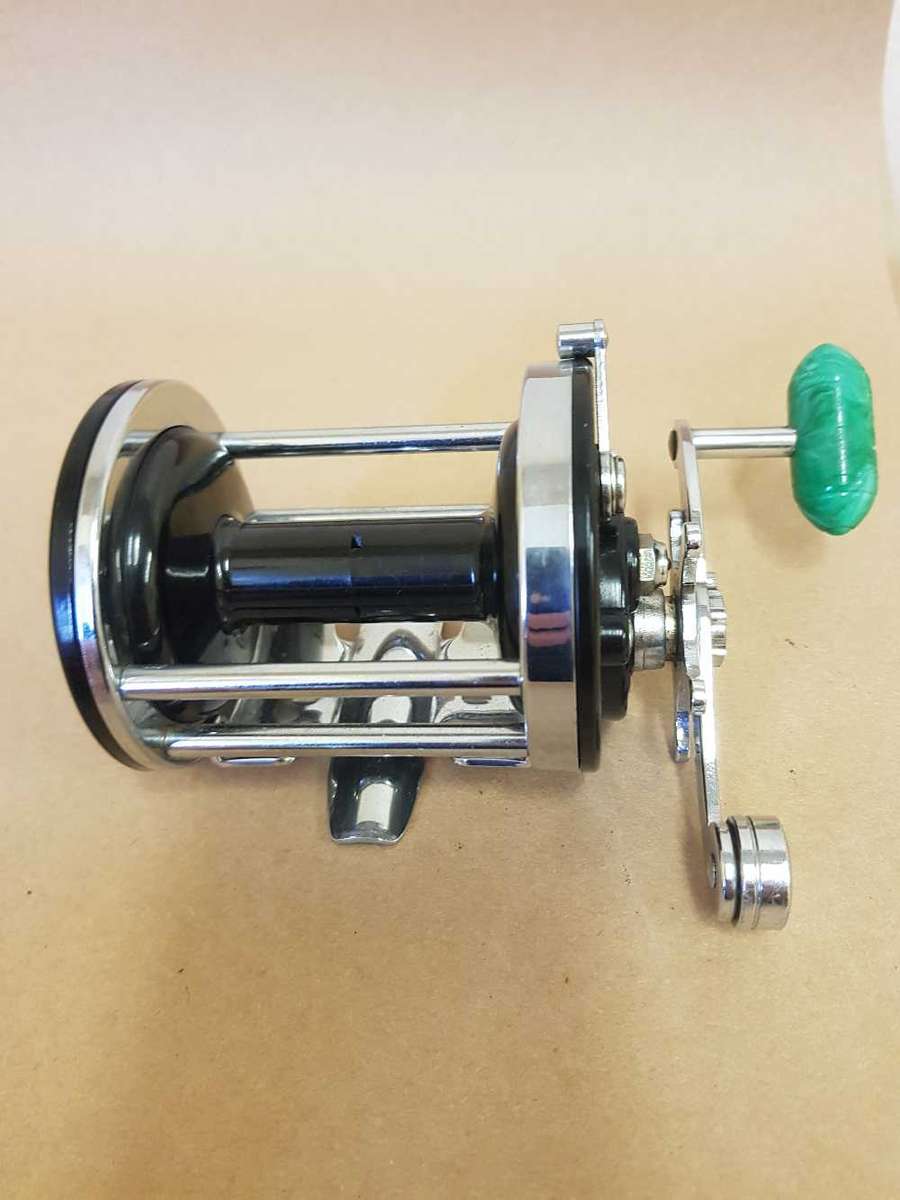 Penn 200 Surfmaster . Backelite spool.