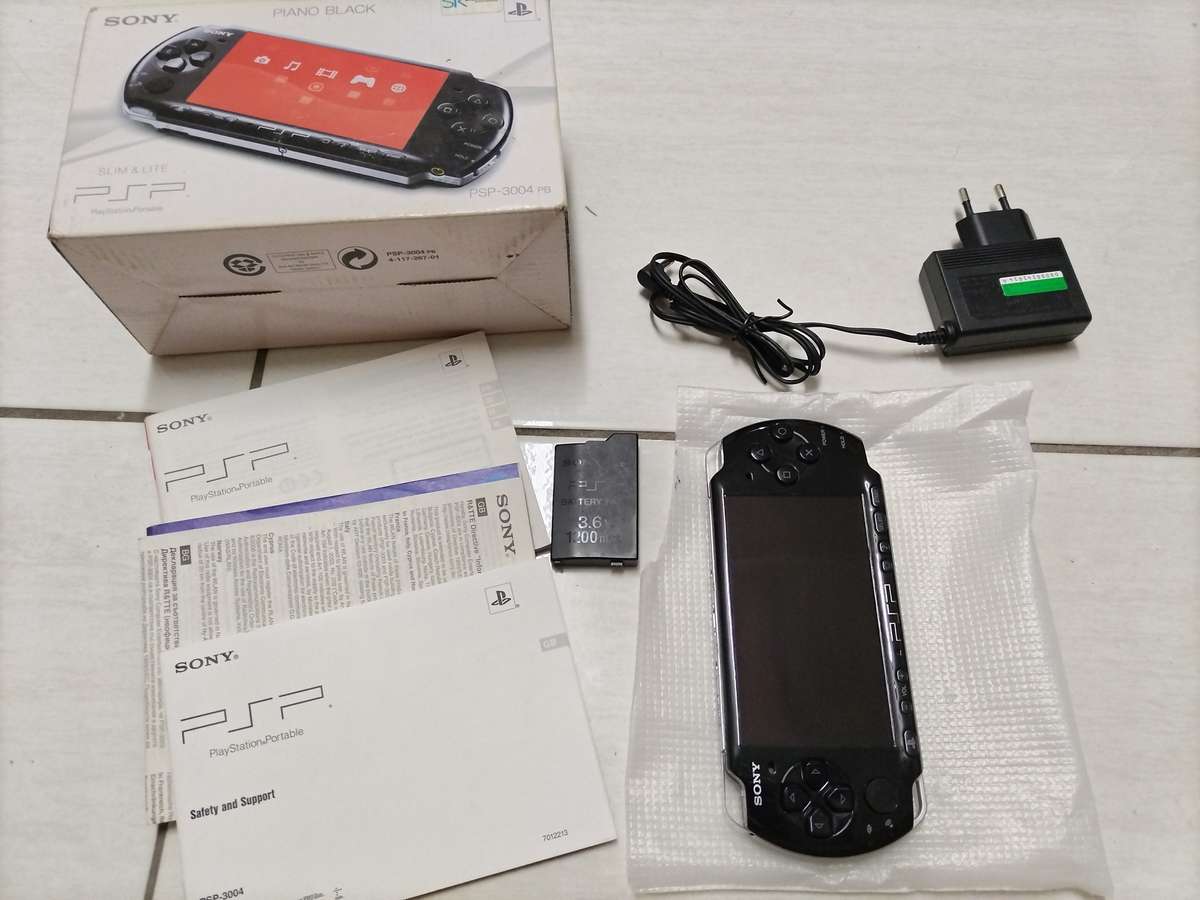 Sony Psp 3000 piano black boxed in mint condition