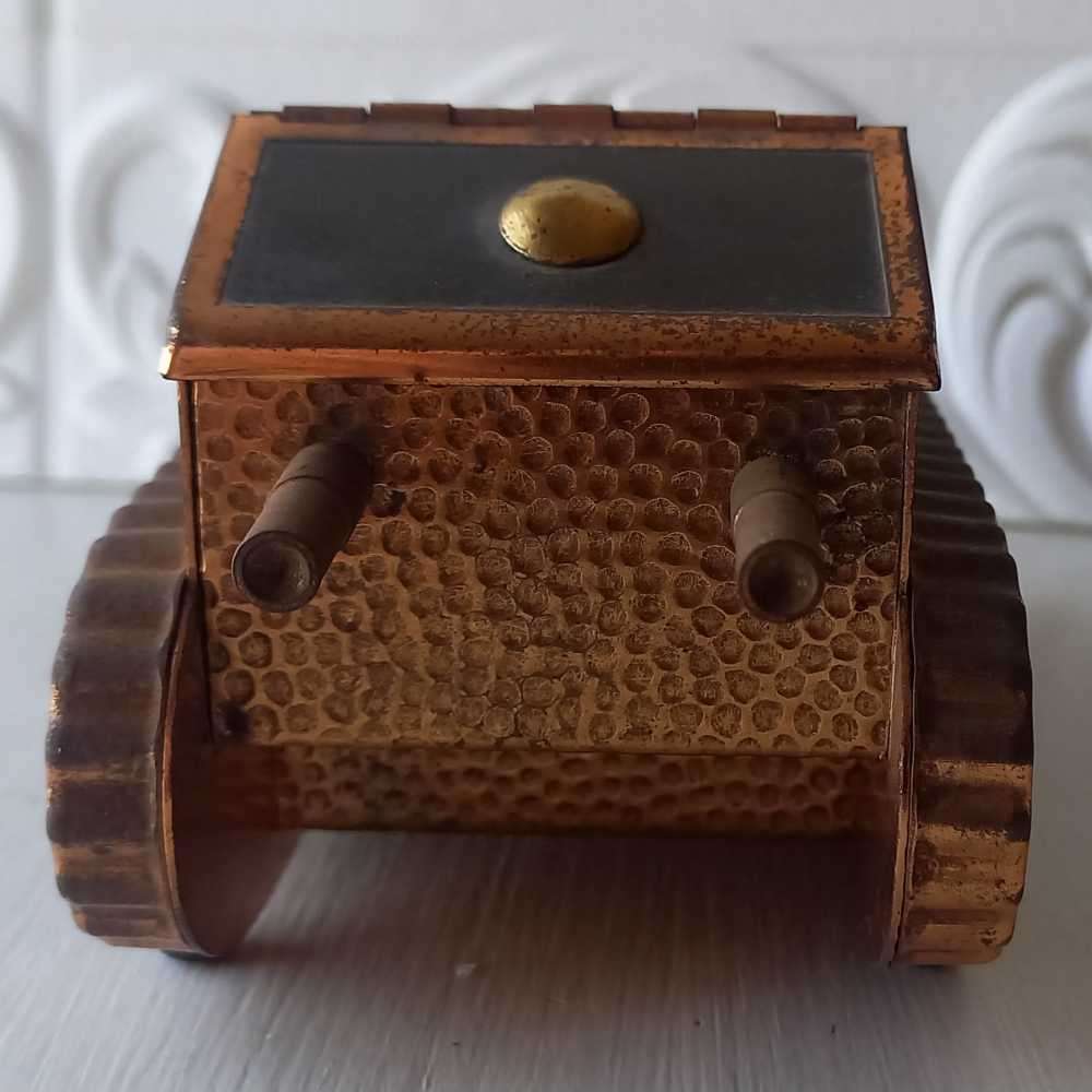Cigarette Dispenser Tank/armored carrier Ornament