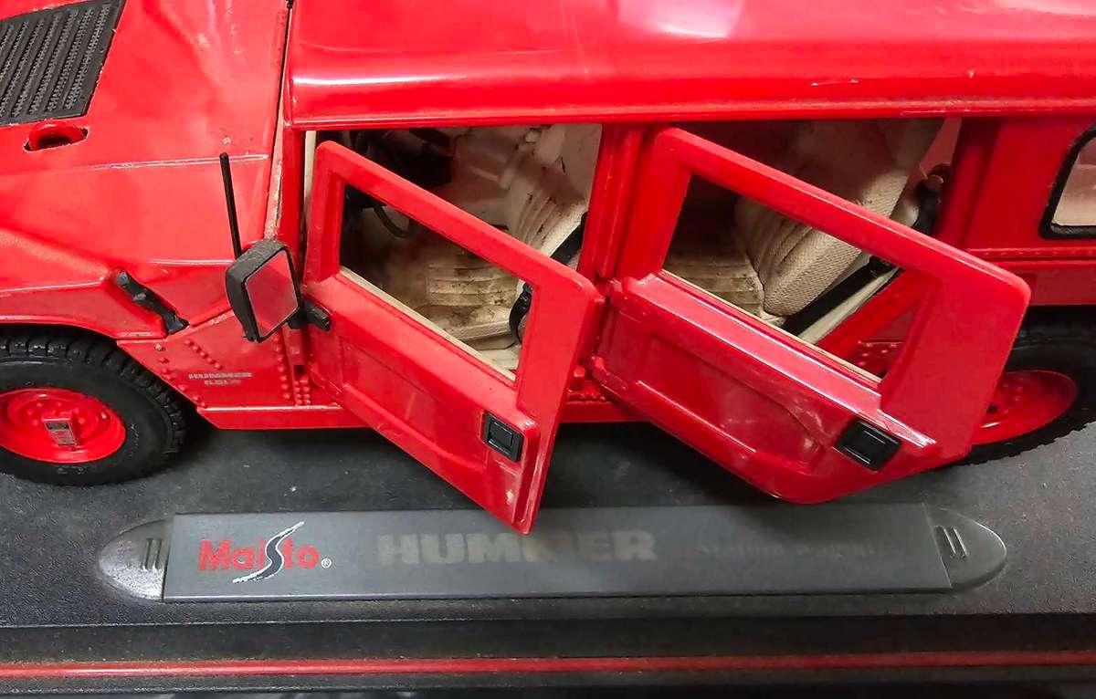Highly collectable 1:18 Hummer Stationwagon