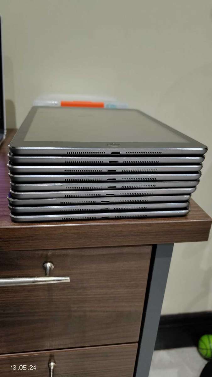 Apple iPad Air 32GB WiFi ONLY space Grey A1474 Fully working (Pre owned)