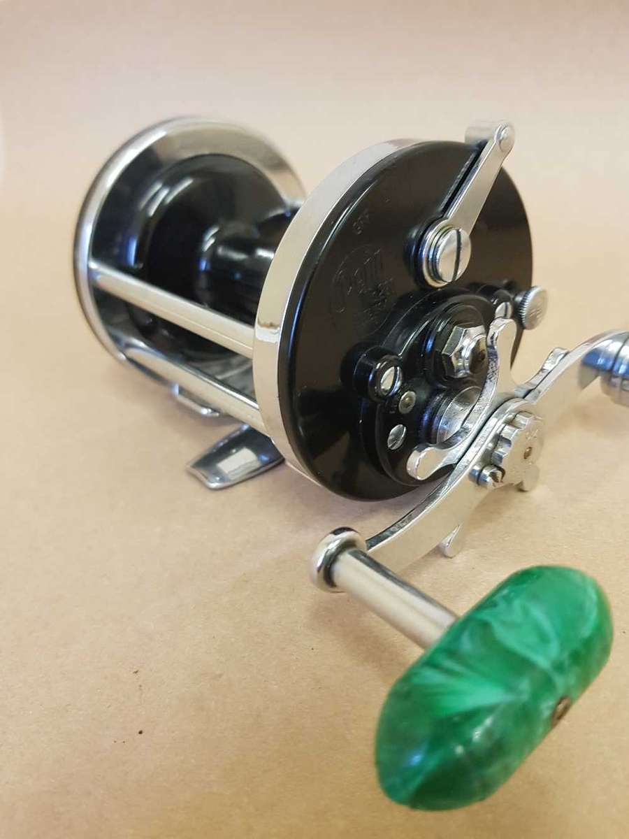 Penn 200 Surfmaster . Backelite spool.