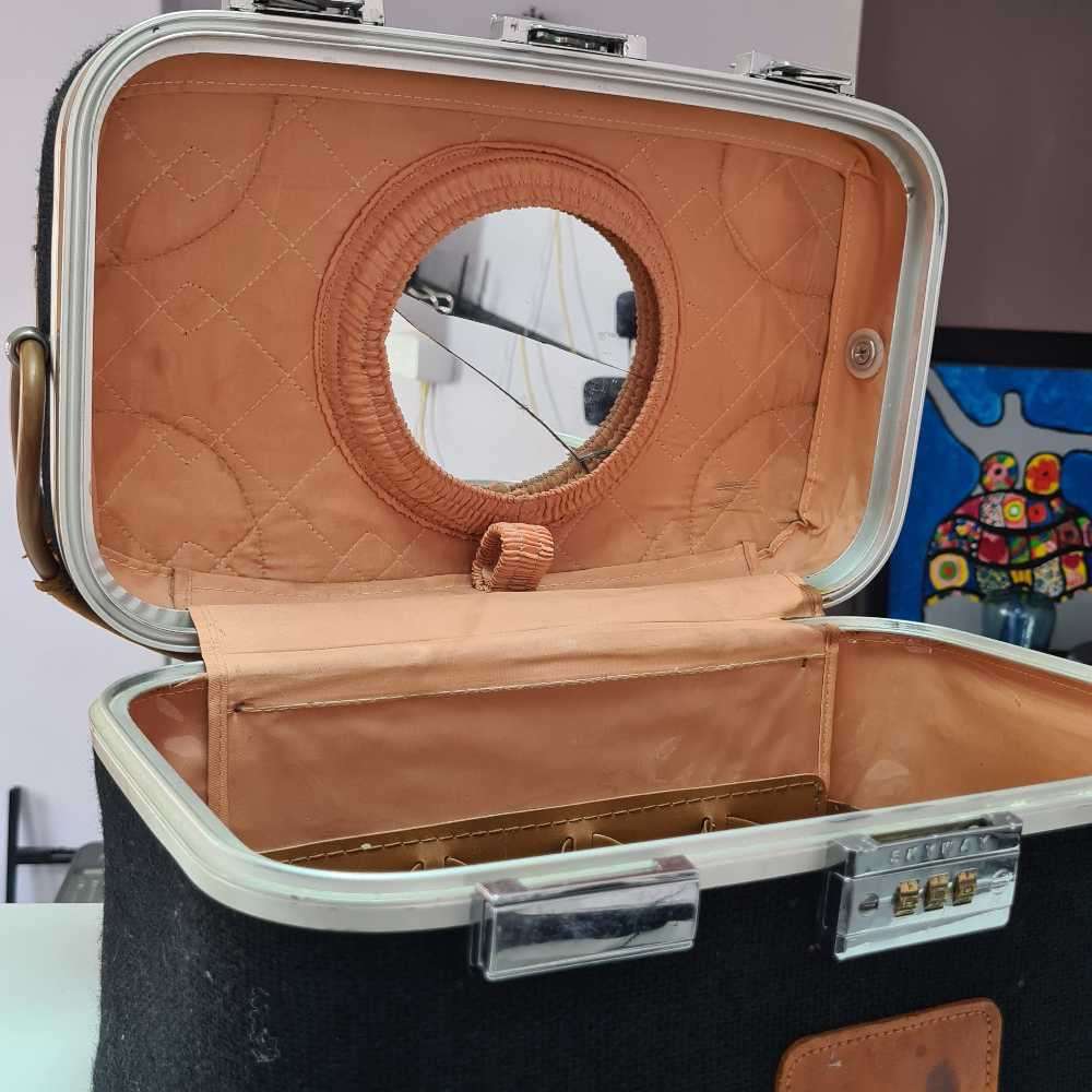 Vintage skyway Skyway makeup carry bag