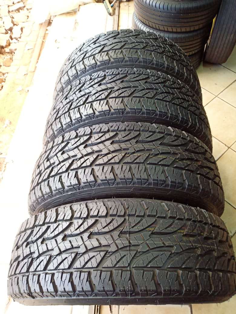 265/65/17 Bridgestone dueler AT. 80% life