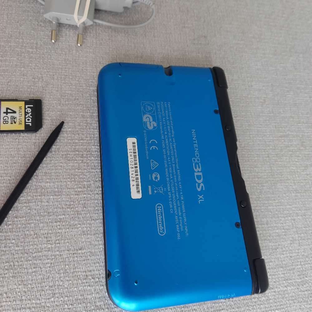 Nintendo 3ds XL console with original charger, stylus and memory card