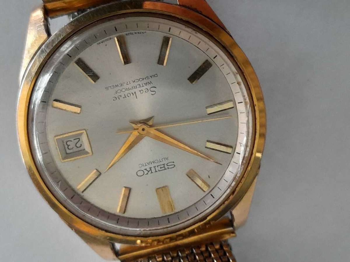 Seiko Seahorse runs and stops.