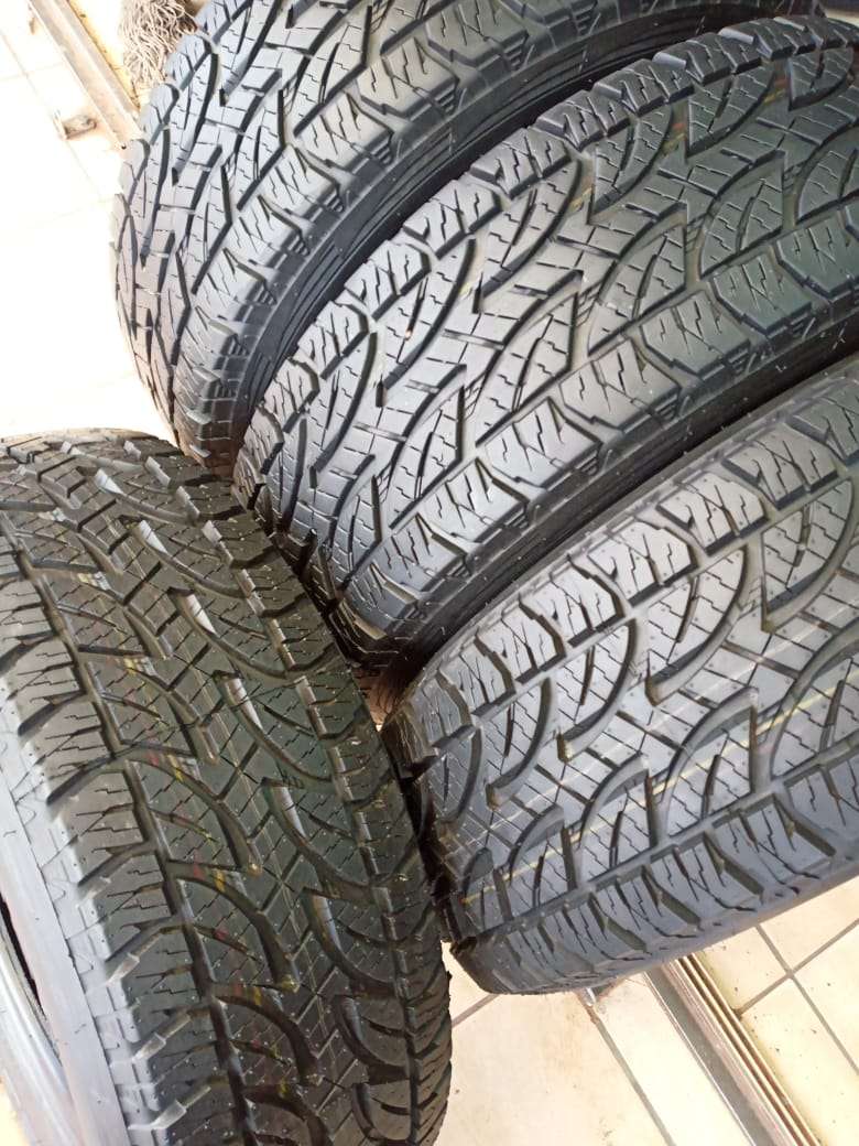 265/65/17 Bridgestone dueler AT. 80% life