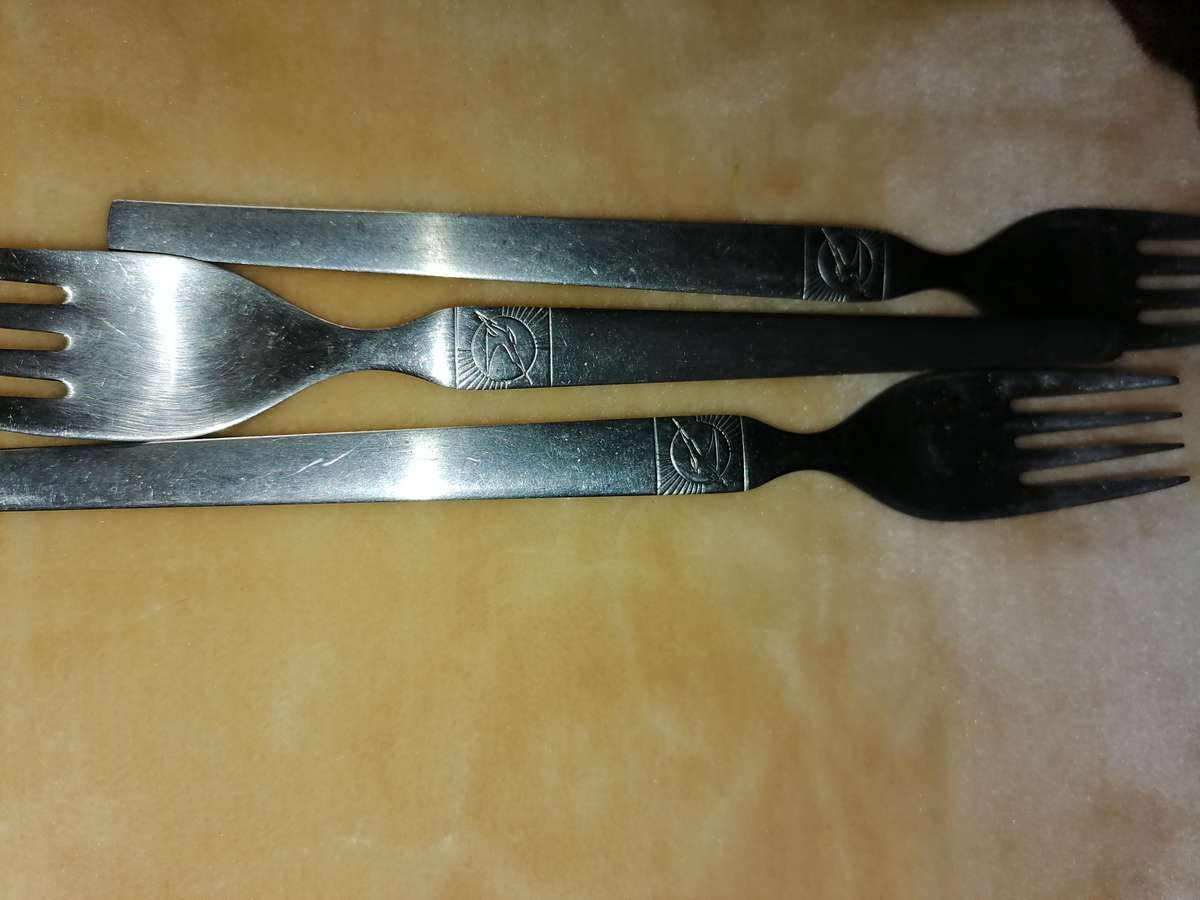 Large collection of vintage items here.