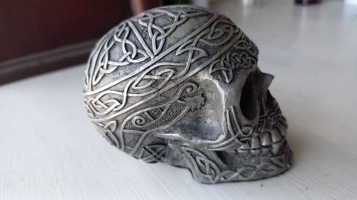 Skull Celtic ornament/figurine