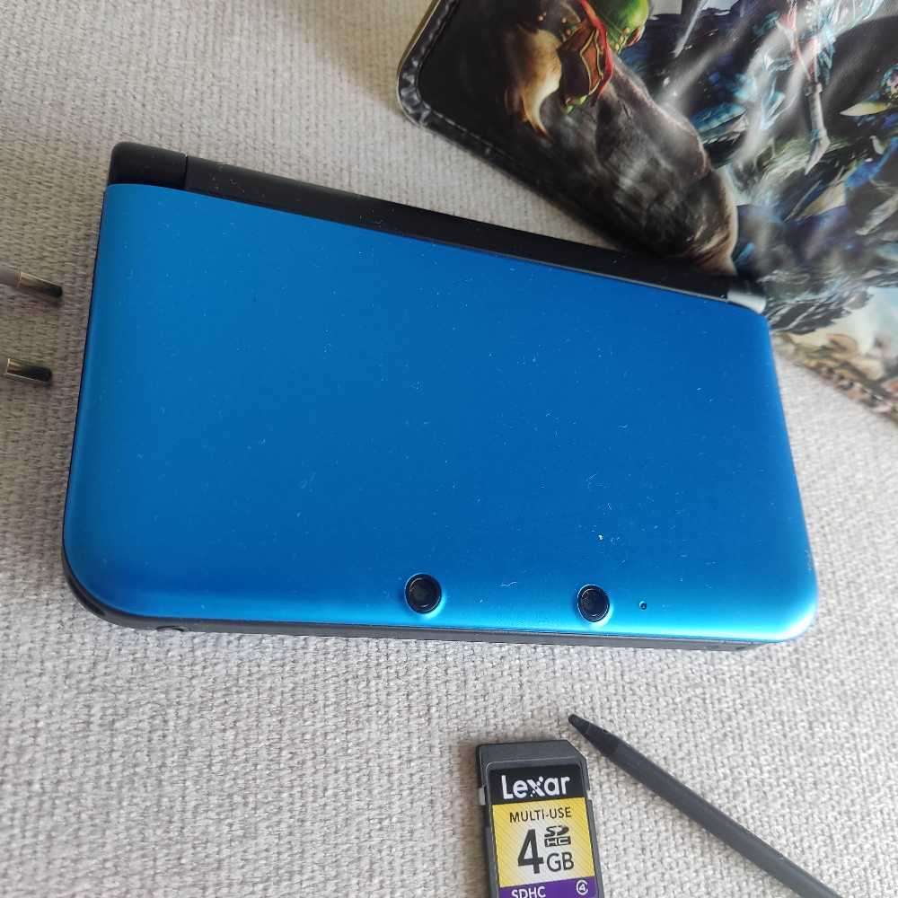 Nintendo 3ds XL console with original charger