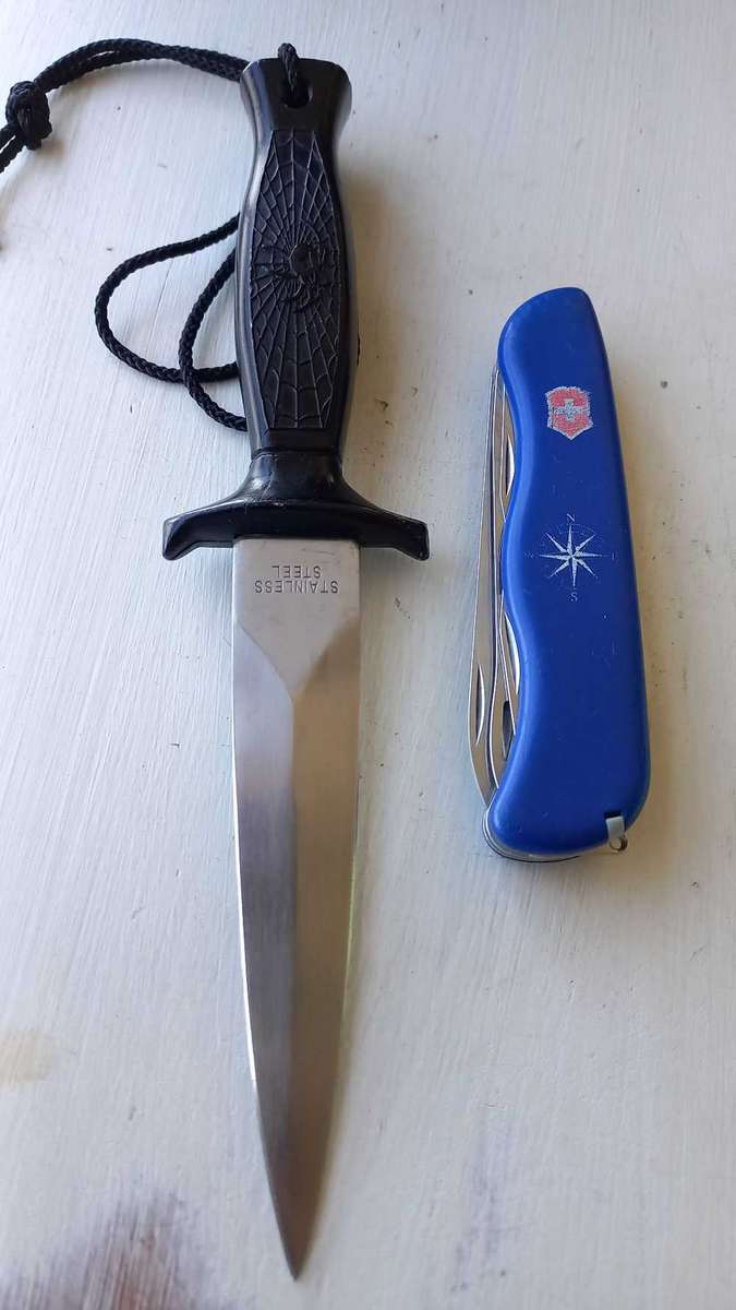 Knife Lot Victorinox Helmsman and unmarked dagger