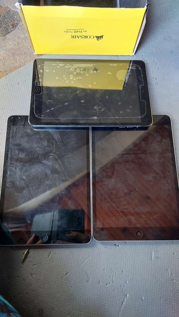 IPAD a1432 X 3 LOT - NOT WORKING