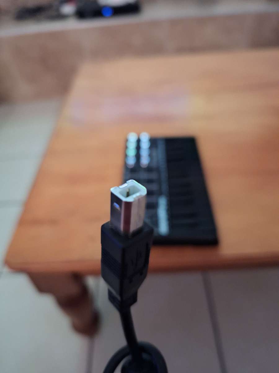 AKAI PRO MPK mini 1 audio midi controller (Black edition)