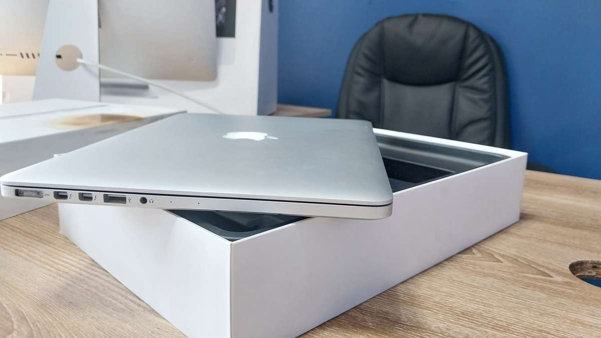 Apple macbook pro 13-inch Retina Display 2015 model core i5 8GB RAM 256GB SSD Storage