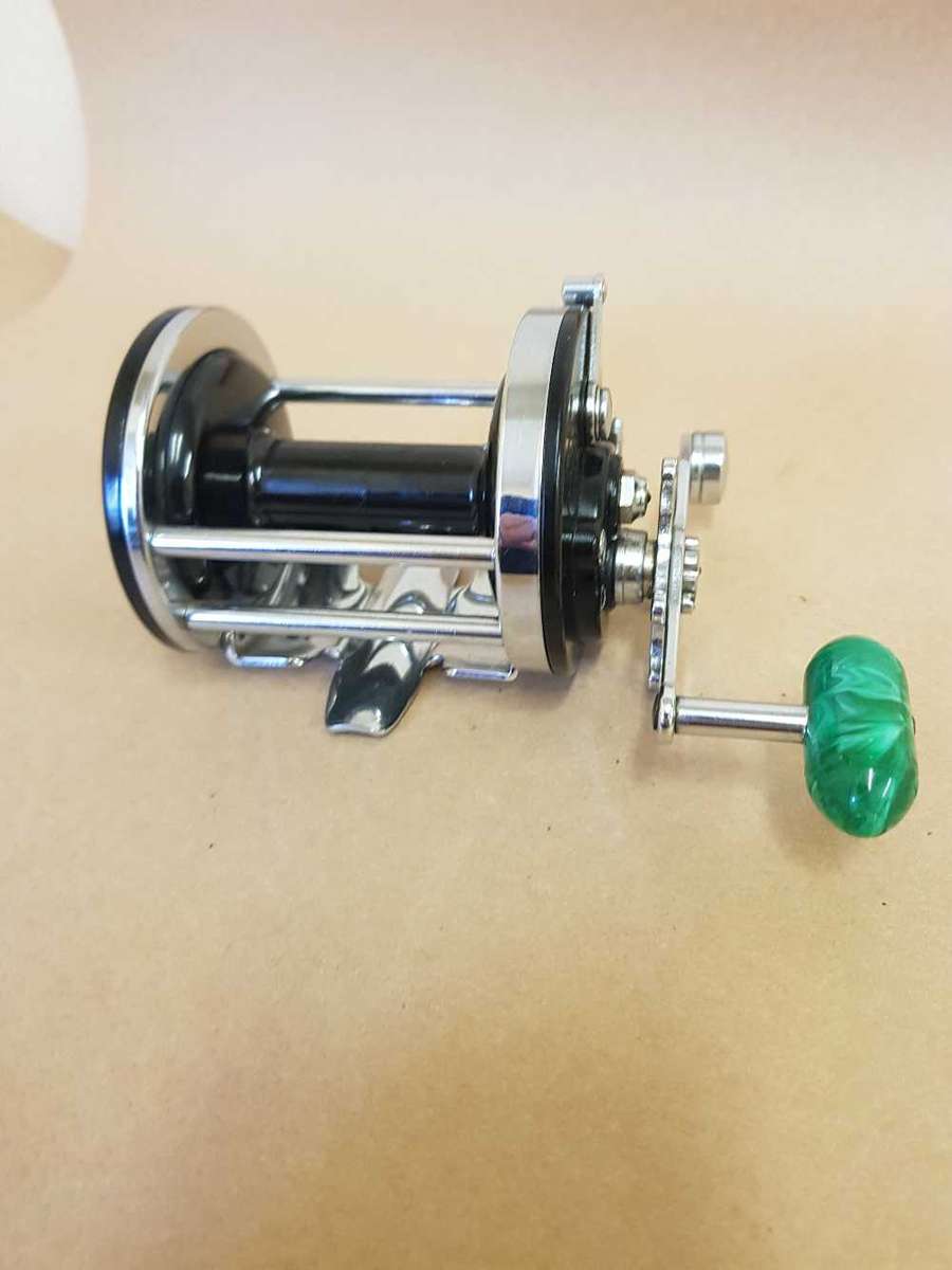 Penn 200 Surfmaster . Backelite spool.