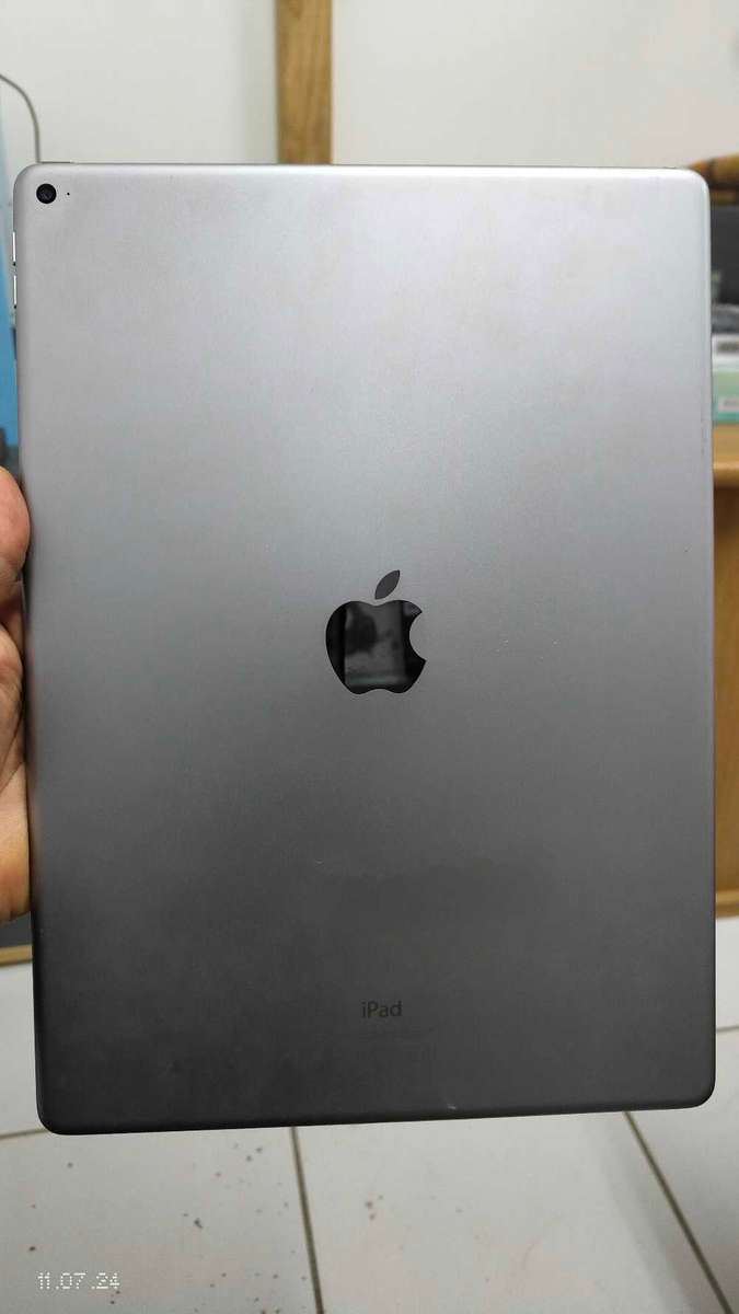 iPad PRO 12.9"(2015) SPACE GRAY 32GB WIFI ONLY( HOME BUTTON NOT CLICKING) {PRE OWNED}
