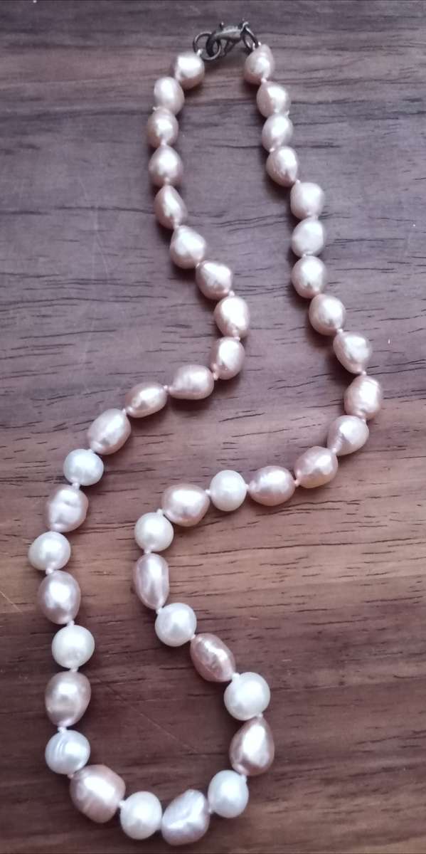 Pink Freshwater Pearl Necklace. New. Knotted. Lenght 43cm.