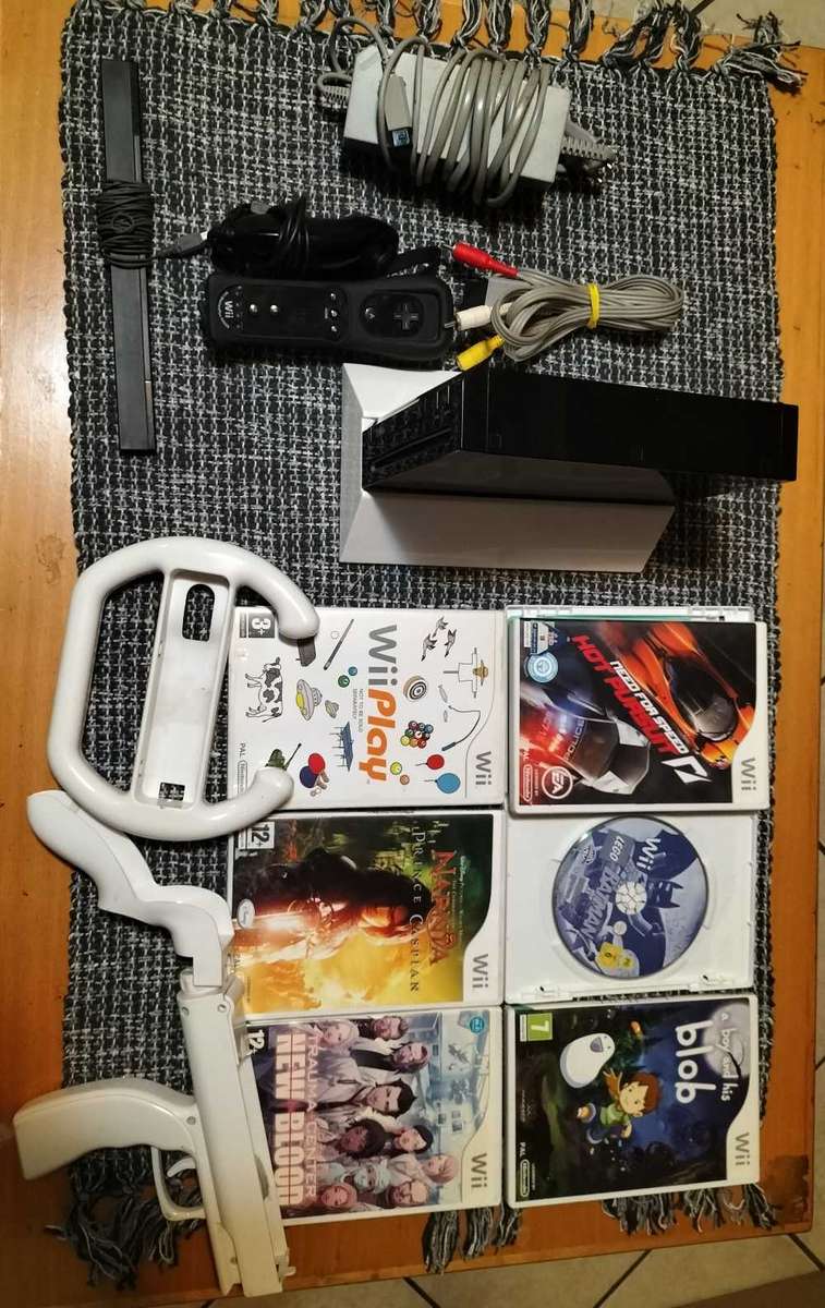 Wii Console Black with x6 Wii games and extras (Wii)