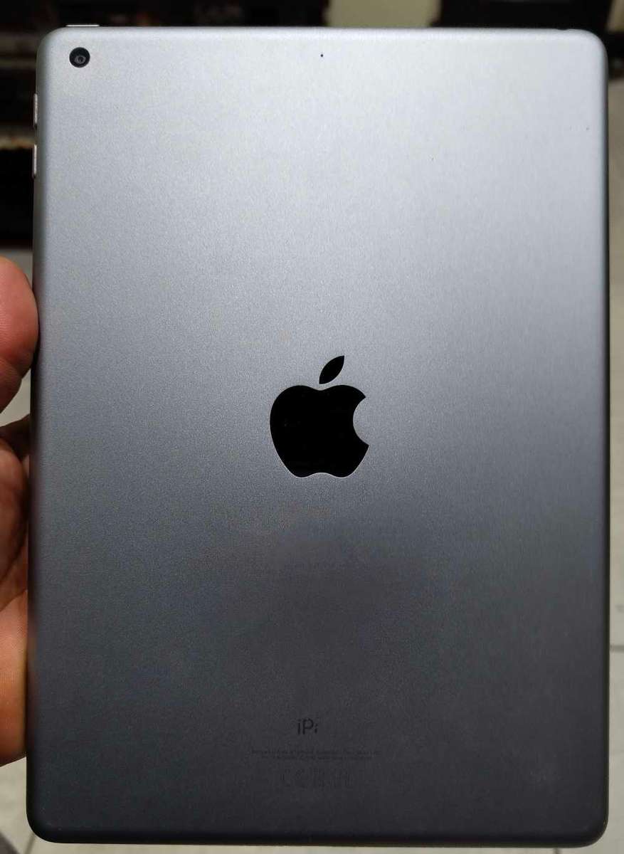 ipad 9.7` (6th Gen) 128GB WiFi only Space Gray (Pre Owned)