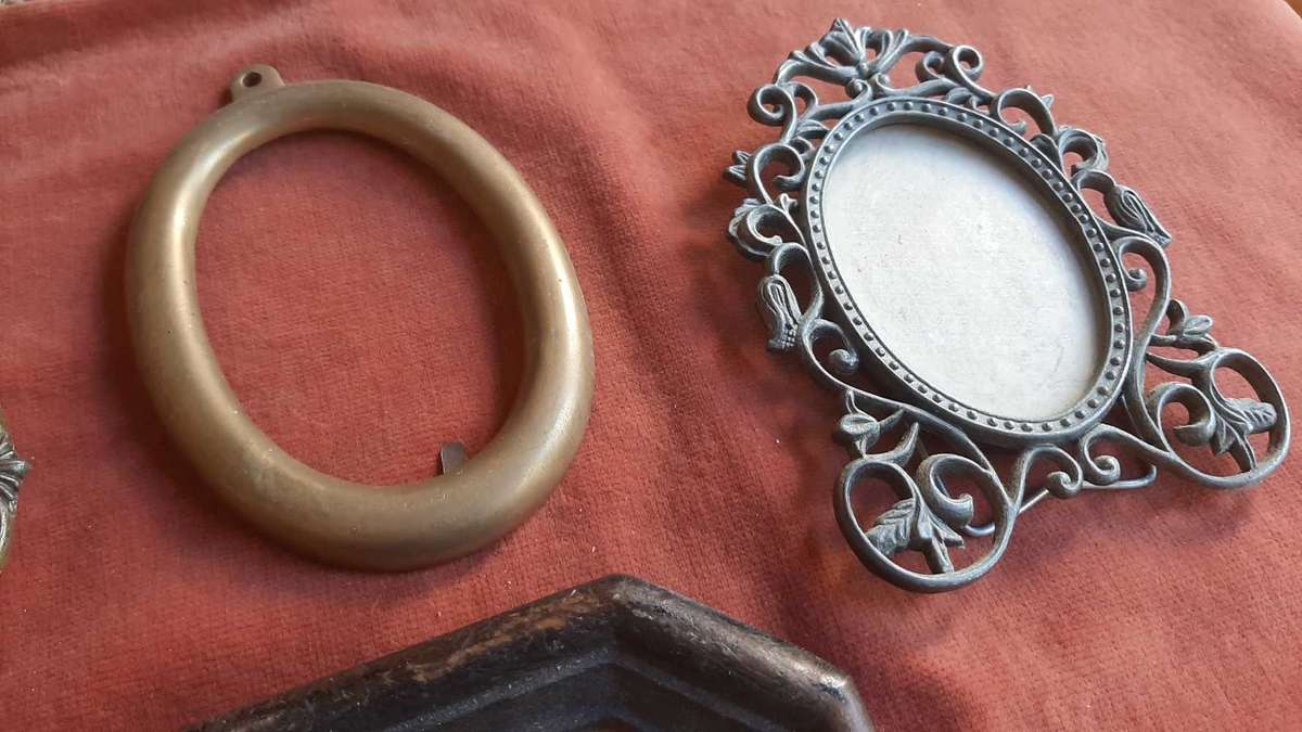 Job lot of small vintage frames