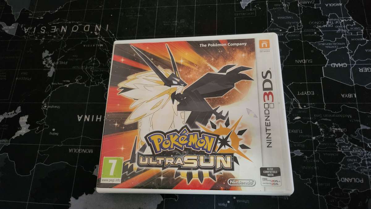 3DS Pokemon UltraSun game + promo card