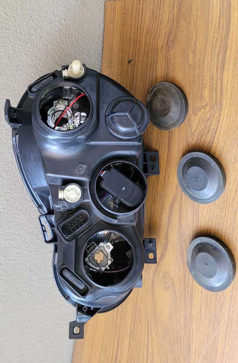 VW Polo Right Head Light (PRACTICALLY UNUSED)