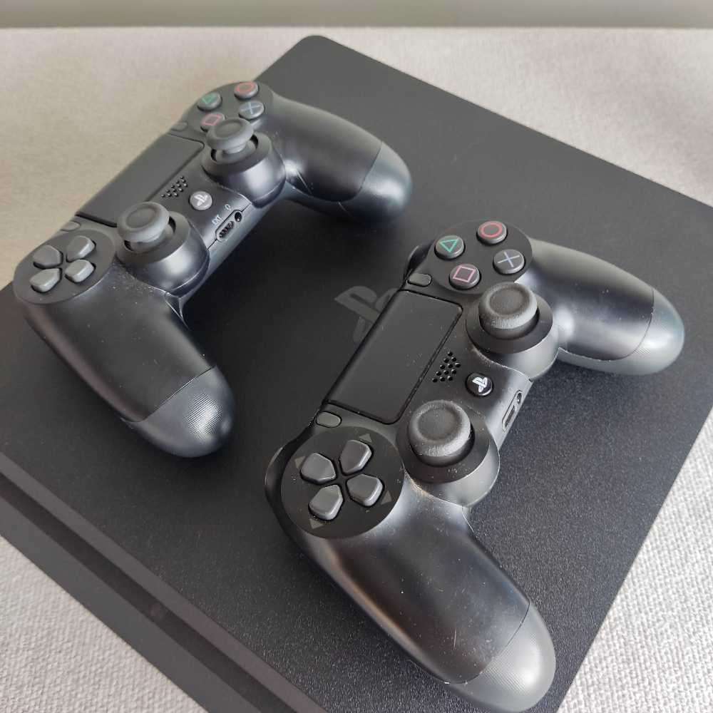 Playstation 4 Slim 1Tb +2 controllers  plus One game