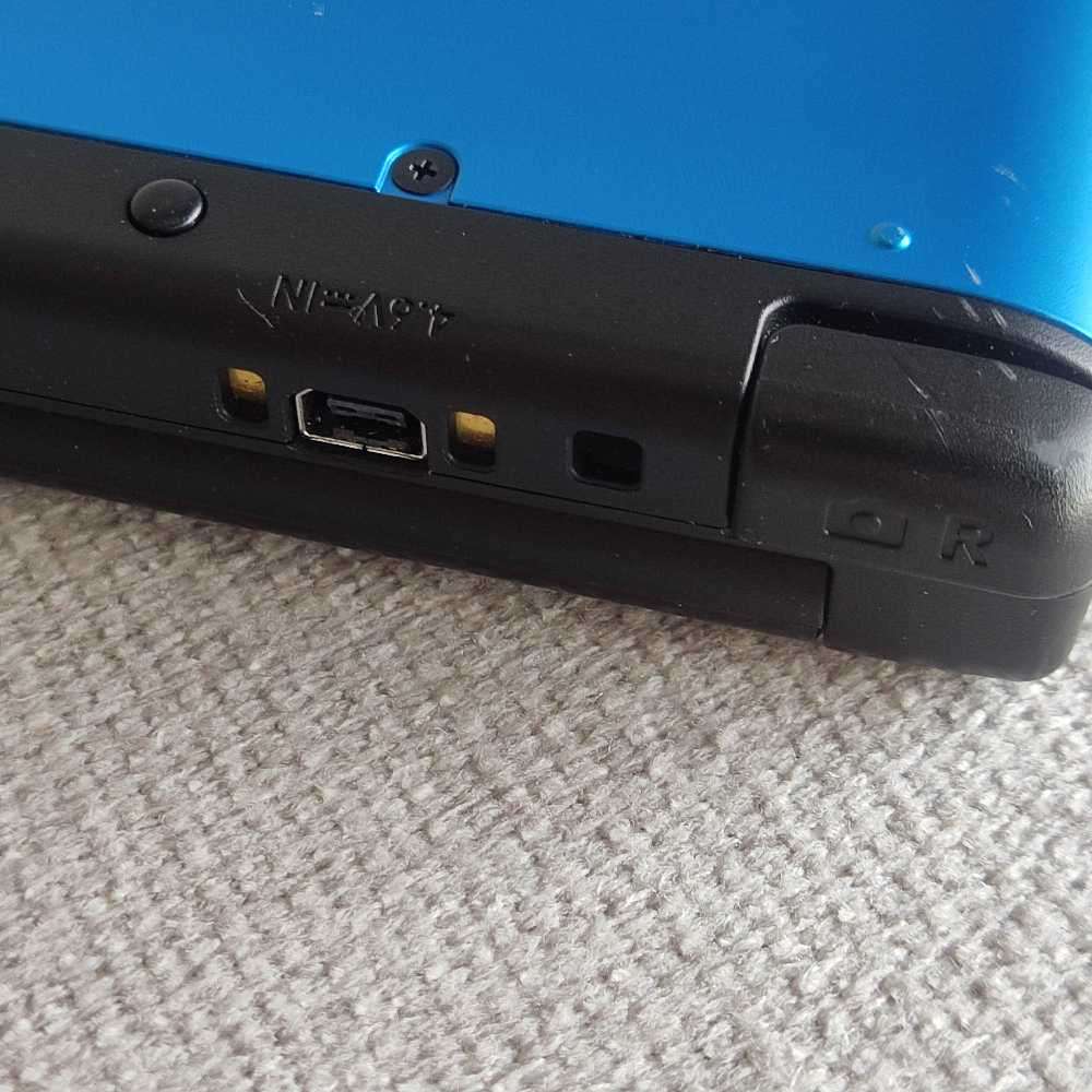 Nintendo 3ds XL console with original charger