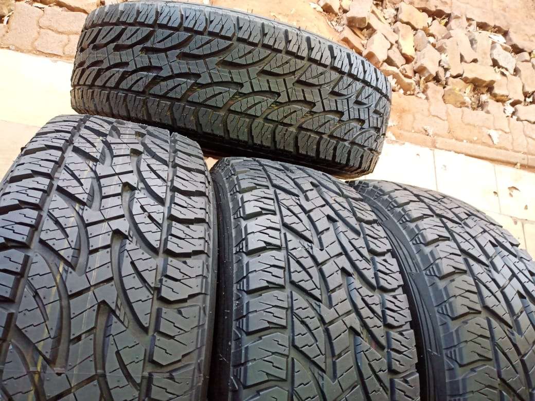 265/65/17 Bridgestone dueler AT. 80% life