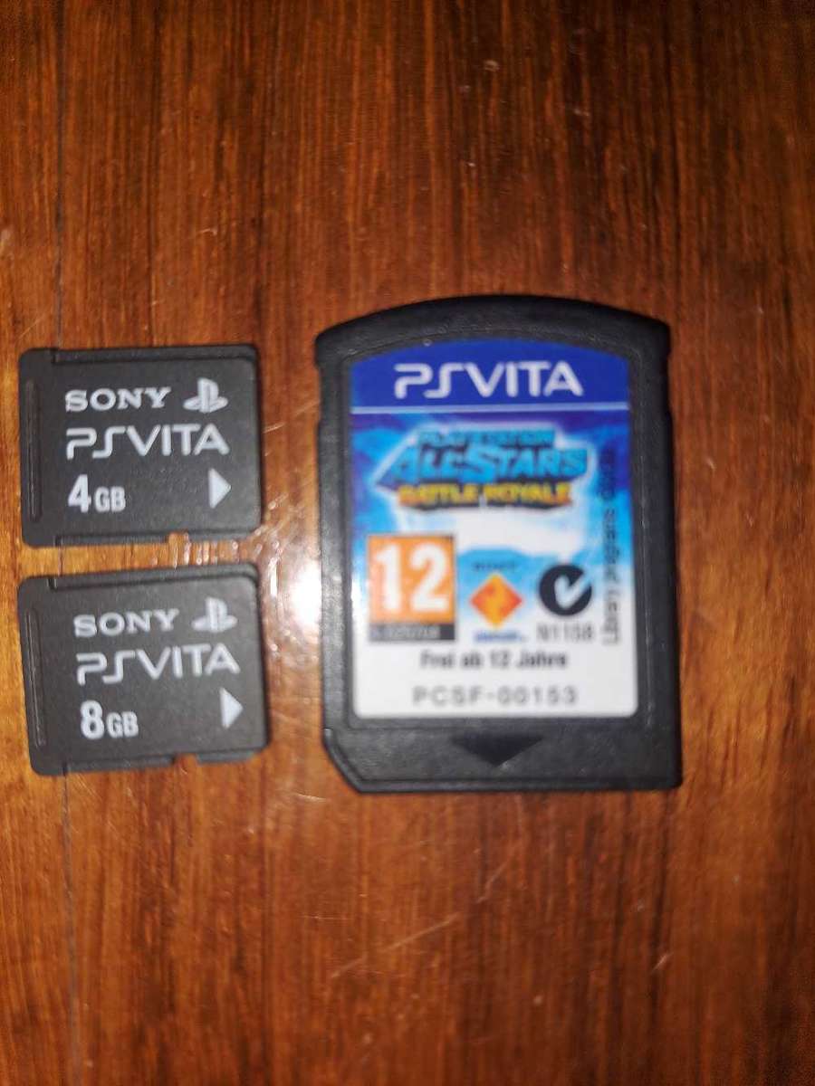 PS VITA MEMORY CARDS AND GAME