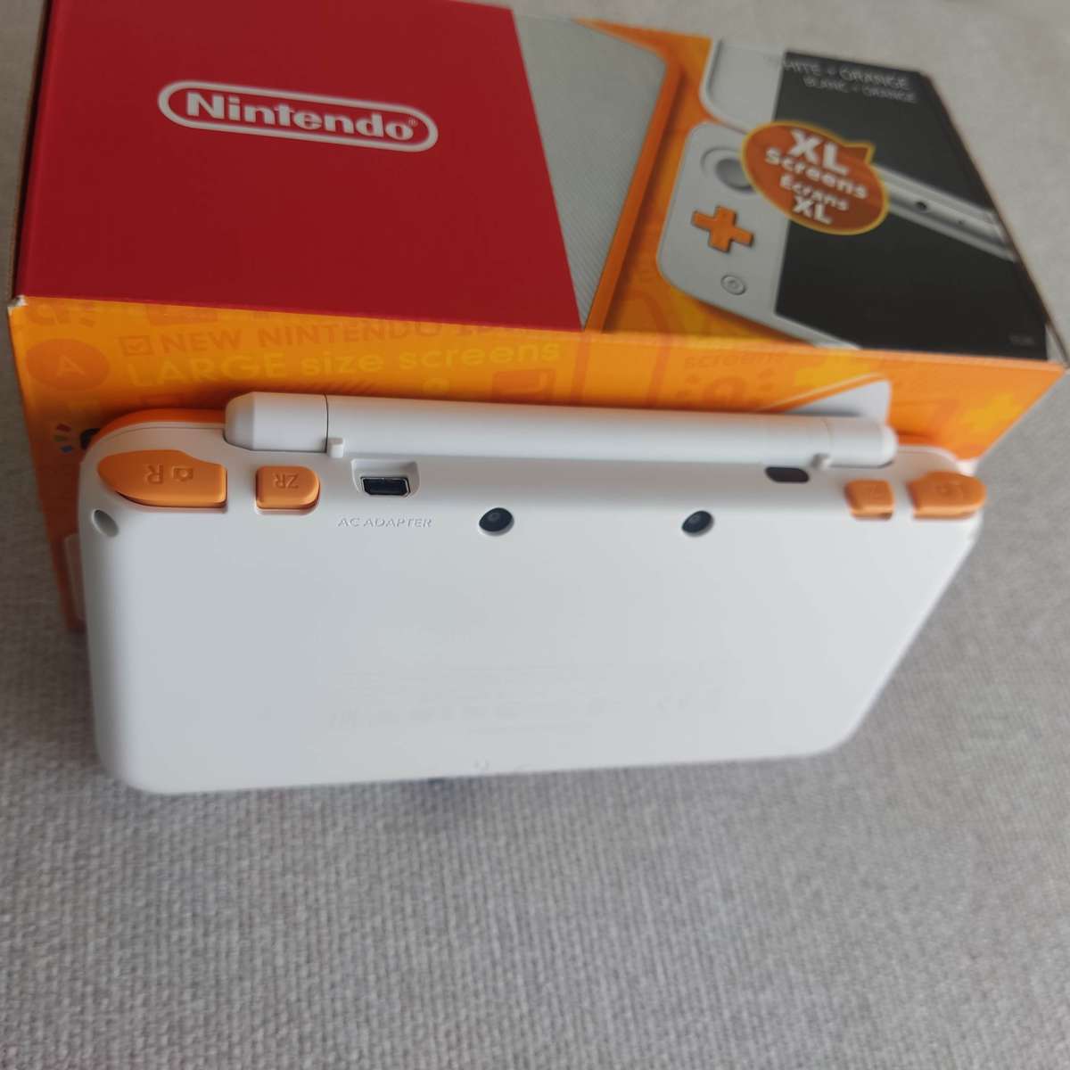 `New` Nintendo 2ds xl Console with original charger +box