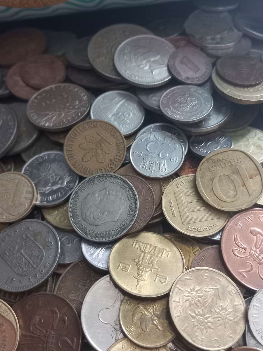 275 Mixed coins in Mari biscuit tin. Large variety