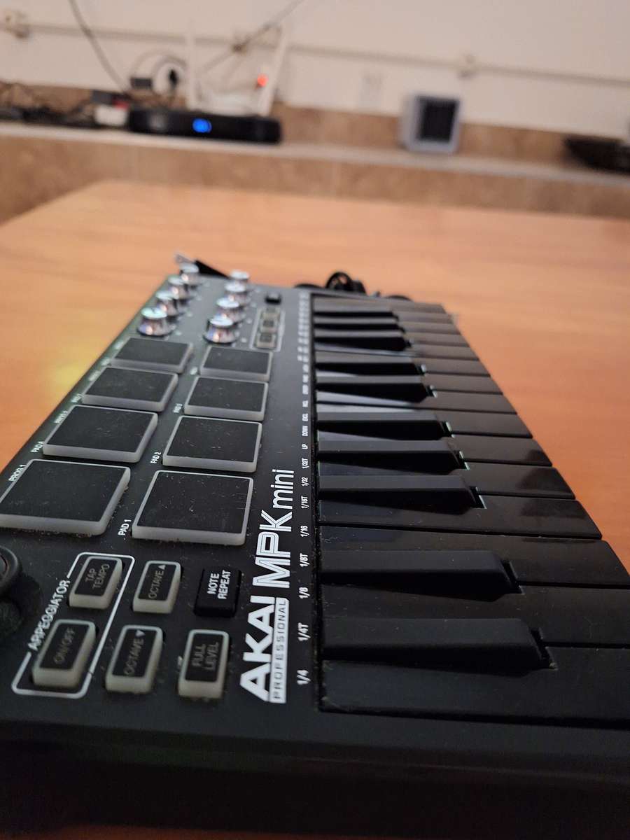 AKAI PRO MPK mini 1 audio midi controller (Black edition)