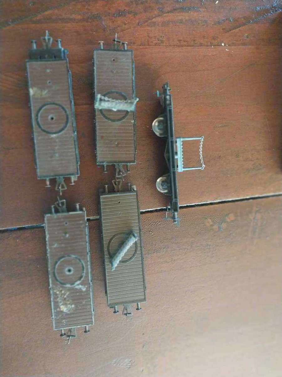 5 Fleischmann flat cars