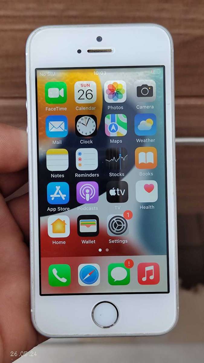 Apple iPhone SE(1st Gen) 32GB silver (Lcd Has marks inside) {Pre Owned}