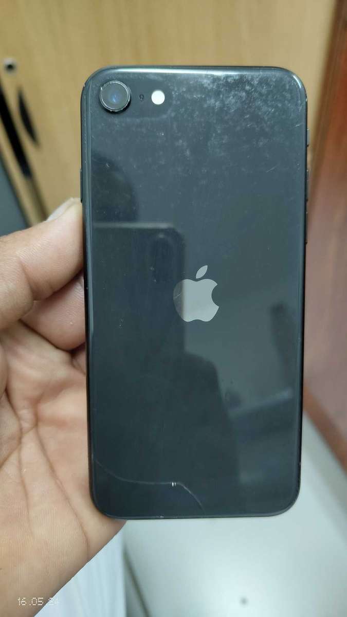 Apple iPhone SE(2020) 128GB black (Back glass cracked){Pre Owned}