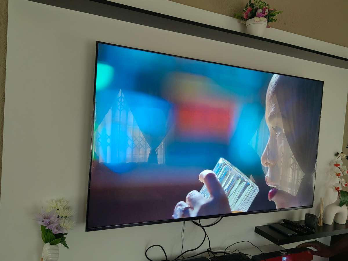 50" Frameless smart tv