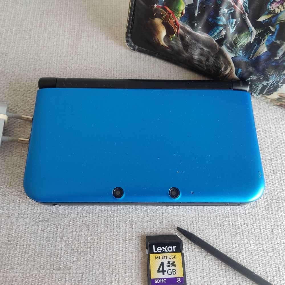 Nintendo 3ds XL console with original charger